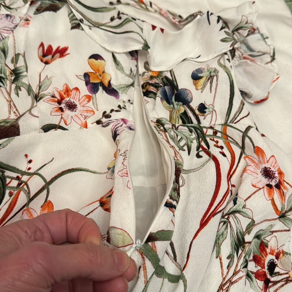 LULU.   Summer floral Dress w/ruffled neckline. Lined. VGUC . Size MED - Picture 5 of 14